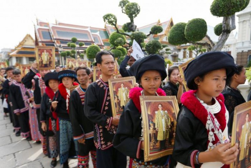 Đoàn những người dân tộc Kamphaeng trong bộ trang phục truyền thống đến viếng Nhà Vua Bhumibol. Chính phủ Thái Lan đã quyết định hỗ trợ sắp xếp các chuyến xe buýt, tàu, thuyền miễn phí đưa người dân tới thủ đô để viếng Nhà Vua.

