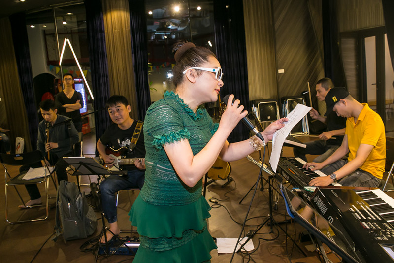 Để chuẩn bị cho đêm mở màn liveshow diễn ra vào tối nay, 26/1/2018 tại Trung tâm Hội nghị Quốc gia – Hà Nội, ca sĩ Như Quỳnh đã trải qua những ngày miệt mài tập luyện cùng các nghệ sĩ, vũ công và ban nhạc. 