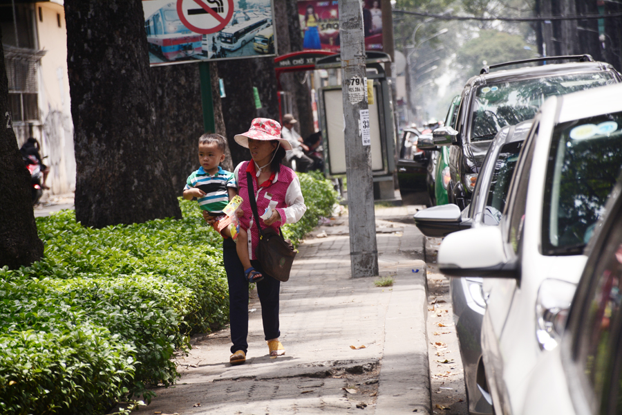 Hai mẹ con bán vé số trên đường Nguyễn Thị Minh Khai Q.1, TP.HCM.