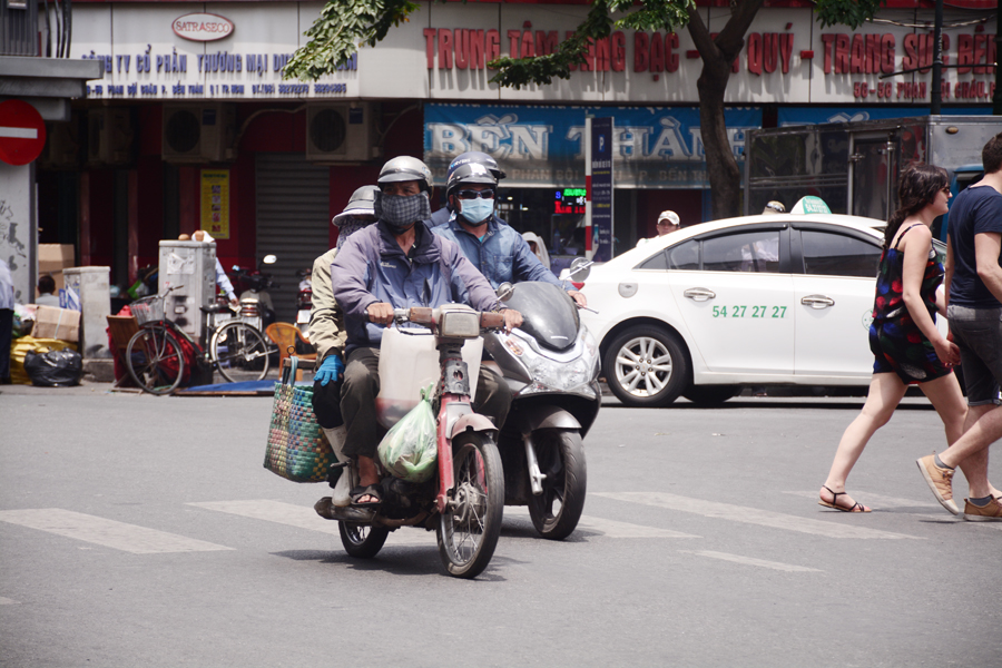 Theo Đài Khí tượng thủy văn khu vực Nam bộ, nhiệt độ tại TP.HCM và các tỉnh miền Đông hôm nay, ngày 16/4 phổ biến từ 35-37 độ. Vào giữa trưa thì các nắng trở nên gay gắt, gây không ít khó khăn cho người đi đường.