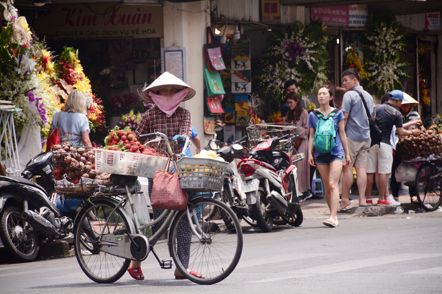 Với những người phụ nữ mưu sinh bằng nghề bán hàng rong thì họ vẫn phải chấp nhận công việc bất chấp cái nắng gay gắt giữa buổi trưa. Nhiều người bịt kín mặt để đối phó với nắng nóng.