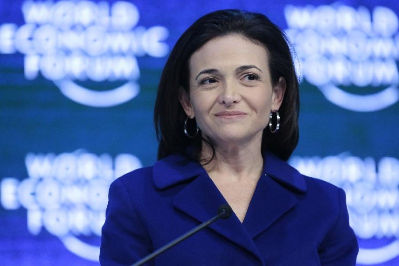 Sheryl Sandberg, đúng thứ 14 trong danh sách 100 người phụ nữ giàu nhất Thế giới.
COO (Giám đốc điều hành) của Facebook
Tuổi: 47
Giá trị tài sản: 1,4 tỷ USD
