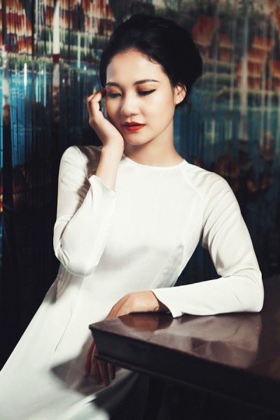 Dù là màu trắng, đen hay những họa tiết hoa mới mẻ, thì màu truyền thống vẫn khiến người ta nao lòng bồi hồi đến thương nhớ với bộ hình đầy ký ức của Hoa hậu Trần Thị Quỳnh.