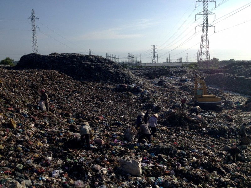 Được xem là nơi tập kết rác thải sinh hoạt của người dân, từ nhiều năm nay, bãi rác đã thu hút nhiều người tìm đến để mưu sinh. Cứ mỗi lần có một chuyến xe chở rác tới đổ là cả chục người chạy đến vây quanh.
