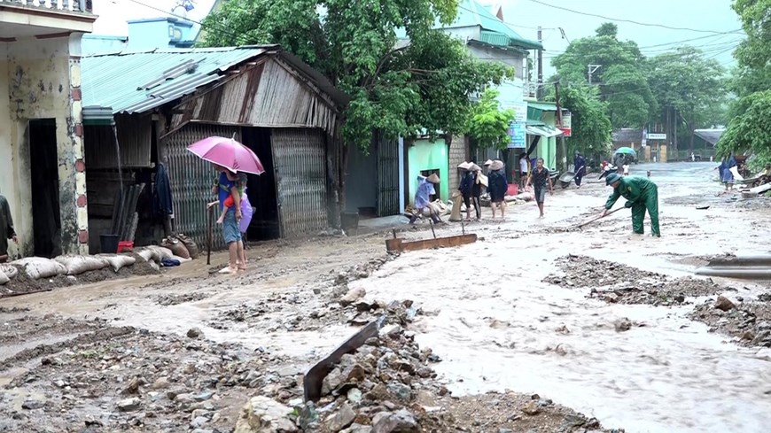 Mưa lũ khiến tuyến đường ở huyện Mường Lát, Thanh Hóa bị vùi trong đất đá. 

