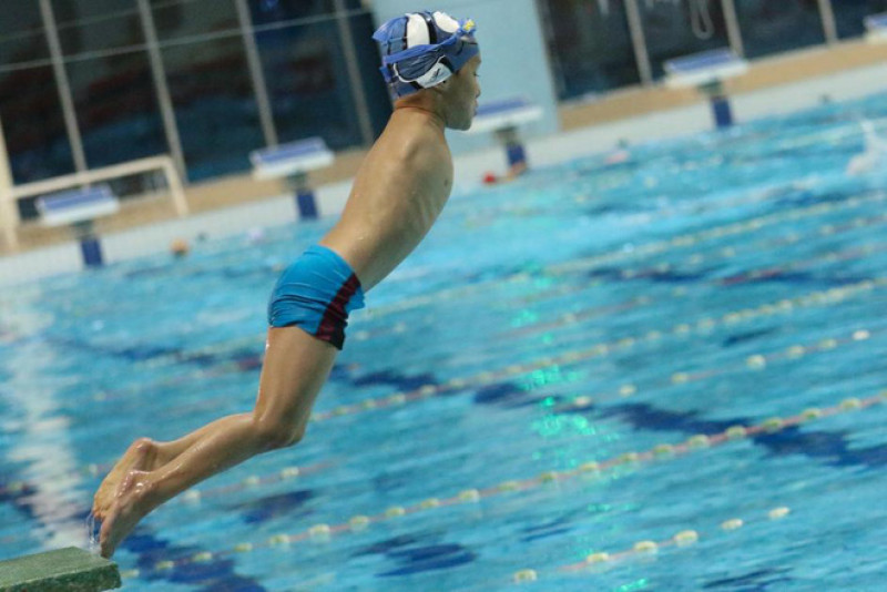 Ít ai nghĩ rằng cậu bé này đã vượt qua nhiều đối thủ để giành tấm huy chương vàng tại một cuộc thi bơi lội khu vực dành cho trẻ em khuyết tật vừa diễn ra ở Croatia. 
