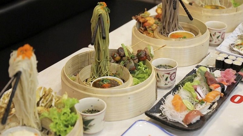 Tại quán Thiên Du & Sky Sushi (Bình Chánh), ngoài mì bay quán còn phục vụ sushi, maki… Giá cả khoảng 79.000VND/phần. 