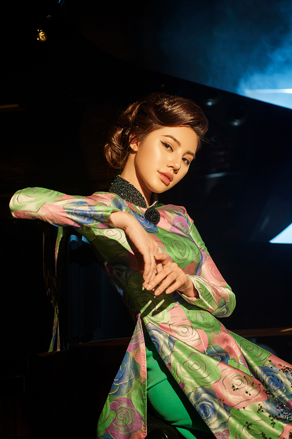 Nổi tiếng vì sử dụng hàng loạt đồ hiệu đắt giá và hình ảnh nóng bỏng, Jolie Nguyễn khiến nhiều người bất ngờ khi diện trang phục áo dài cổ điển, thanh lịch trong bộ sưu tập “Diva quyến rũ” của NTK Kenny Thái. 
