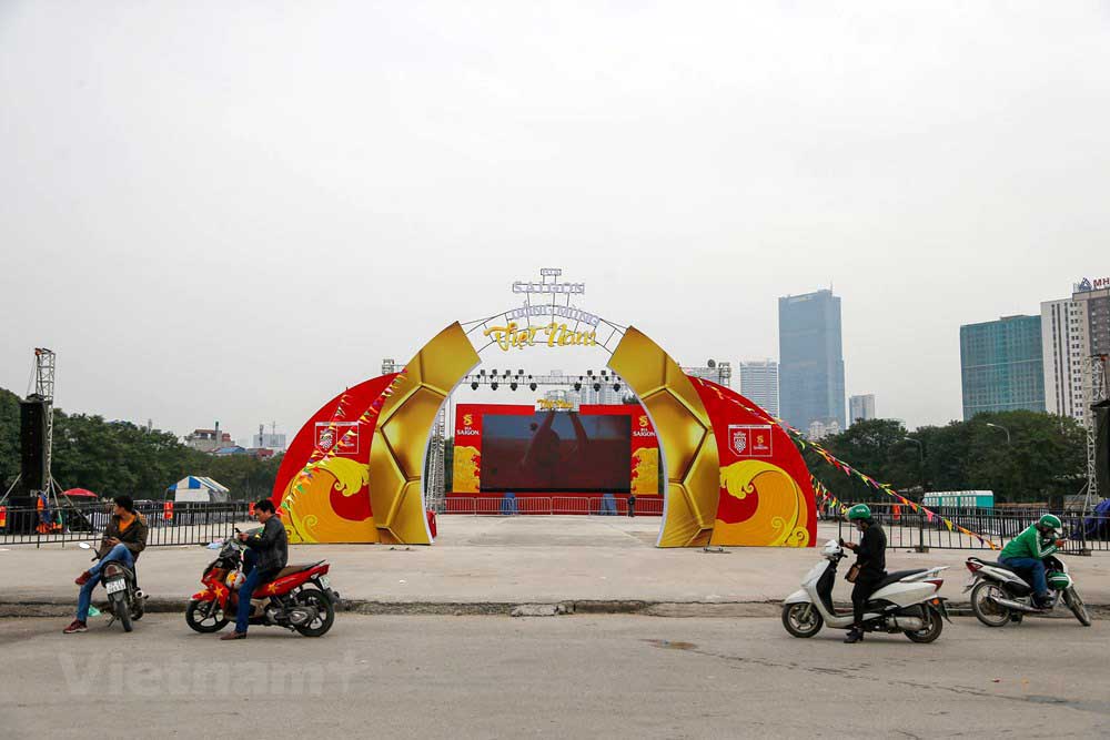Tại khu vực cột đồng hồ trước mặt sân vận động Mỹ Đình, một màn hình led lớn đã được dựng lên phục vụ các khán giả không có cơ hội vào sân xem đội tuyển Việt Nam thi đấu. 