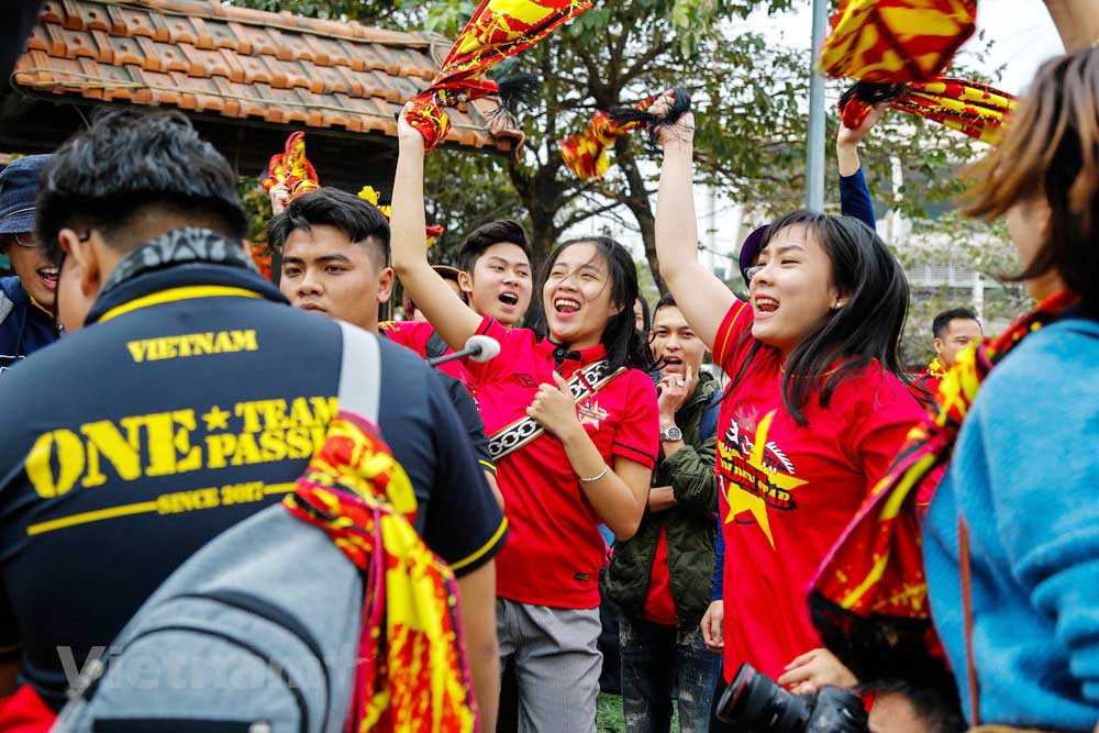 Những bạn trẻ này cho hay mọi người đã đến từ 8 giờ sáng để cổ vũ cho tuyển Việt Nam, dù tiết trời Hà Nội hôm nay 