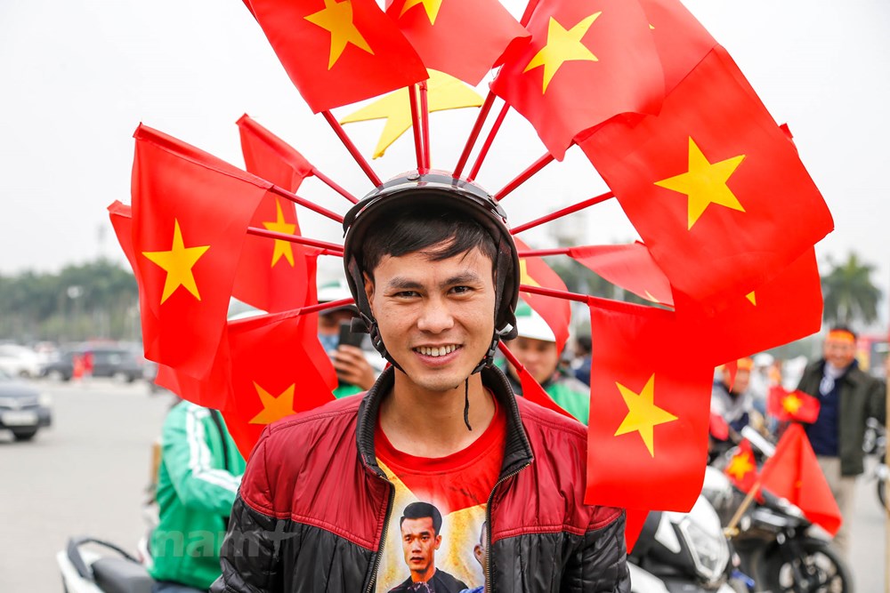 Anh Phạm Quang Huy một cổ động viên 'đặc biệt' đến từ Vĩnh Phúc. Anh Huy cho hay, anh có mặt ở Hà Nội từ 6 giờ sáng với chiếc mũ bảo hiểm tự chế đặc biệt.
