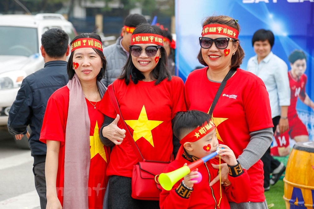 Nhiều em nhỏ đã được phụ huynh cho ra sân từ sớm để cổ vũ cho tuyển Việt Nam thi đấu
