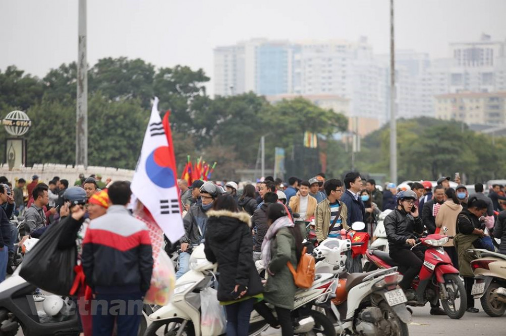 Cổ động viên mang cả cờ Hàn Quốc - quê hương của HLV Park Hang-seo tới sân vận động Mỹ Đình. 