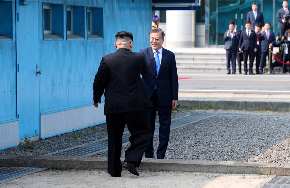 Khi những cánh cửa màu vàng của một tòa nhà bên phía Triều Tiên mở toang để nhà lãnh đạo Kim Jong-un tiến về phía Tổng thống Hàn Quốc, nhiều người đã ví đó là cánh cửa mở ra trang sử mới cho quan hệ hai nước. 