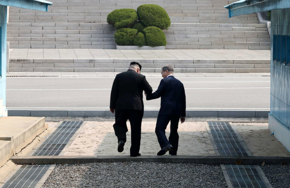 Ông Kim còn chìa tay về phía Bắc, ngỏ ý muốn mời ông Moon bước sang phần đất Triều Tiên. 