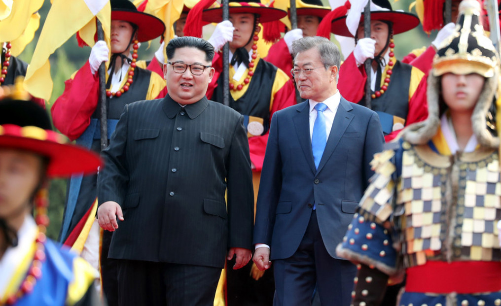 Cuộc gặp lịch sử giữa lãnh đạo hai nước Hàn Quốc và Triều Tiên tạm khép lại trong sáng 27/4 với những tuyên bố đầy hứa hẹn về tương lai hòa bình, thống nhất trên bán đảo Triều Tiên. Nhà lãnh đạo Triều Tiên Kim Jong-un đã chấp nhận lời mời của Tổng thống Hàn Quốc Moon Jae-in tới thăm Seoul bất kỳ lúc nào.