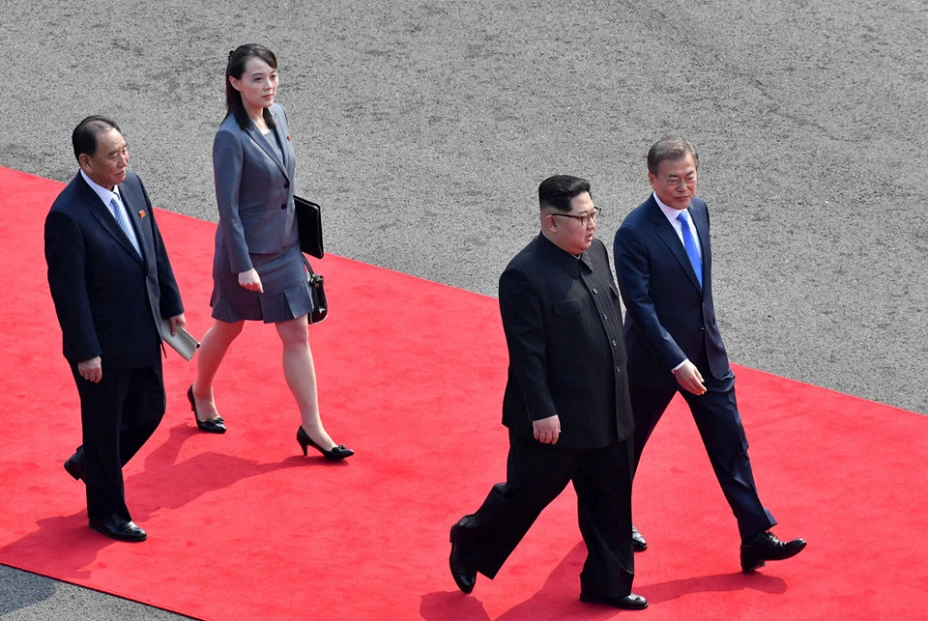 Hai nhà lãnh đạo sau đó đã cùng nắm tay bước vào lãnh thổ Triều Tiên trước khi quay trở lại phần đất Hàn Quốc trong sự ủng hộ của những người có mặt. 