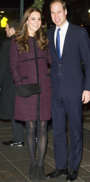 Trong chuyến công du đến New York vào tháng 11/2014, Công nương quý vái với chiếc váy màu tím, kết hợp với tất và đôi boot màu tối.