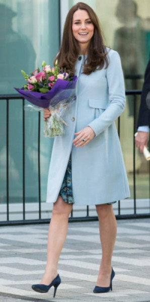 Công nương kết hợp chiếc váy hoa của Seraphine với áo khoác dạ dáng xoè màu xanh nhẹ nhàng khi đến thăm Học viện Kensington Aldridge.