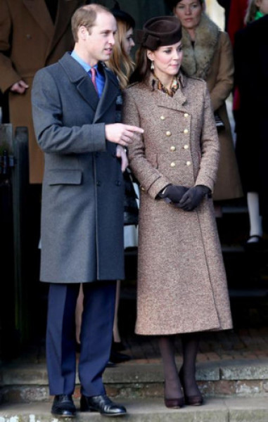 Middleton mặc một chiếc áo dạ dáng dài cổ điển kết hợp mũ nhung quý phái, cùng Hoàng tử William tham dự lễ Giáng sinh ở nhà thờ St. Mary Magdalene.