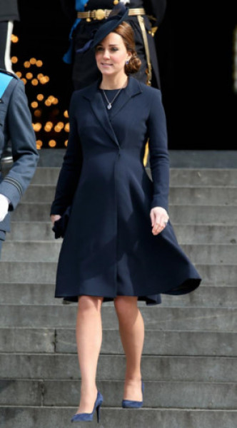 Tham dự lễ kỷ niệm tại Nhà thờ chính tòa Thánh Paul, London, Kate diện bộ váy và áo khoác của hãng Beulah London, kết hợp với đôi giày xanh navy cùng tone.