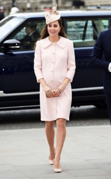 Middleton lựa chọn một chiếc áo khoác màu hồng của Alexander McQueen kết hợp với phụ kiện cùng tone trong ngày kỷ niệm của Khối thịnh vượng chung ở Westminster Abbey, London.