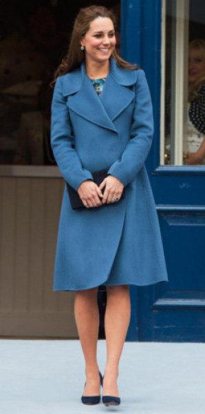 Trong chuyến thăm Trung tâm trẻ em Cape Hill ở Smethwick, Anh, Middleton chọn một chiếc áo khoác màu xanh nhã nhặn.