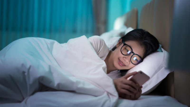 Sử dụng các thiết bị điện tử trước khi ngủ đã trở thành thói quen của rất nhiều người. Vào ban đêm lượng ánh sáng xanh từ màn hình điện thoại sẽ trở thành 
