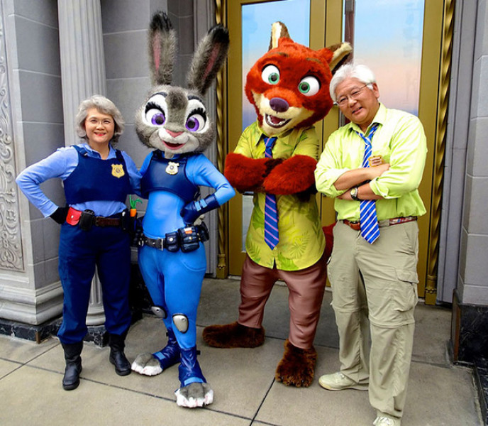 Cặp đôi cosplay chụp ảnh với bản gốc thỏ Judy và cáo Nick trong bộ phim hoạt hình Zootopia.