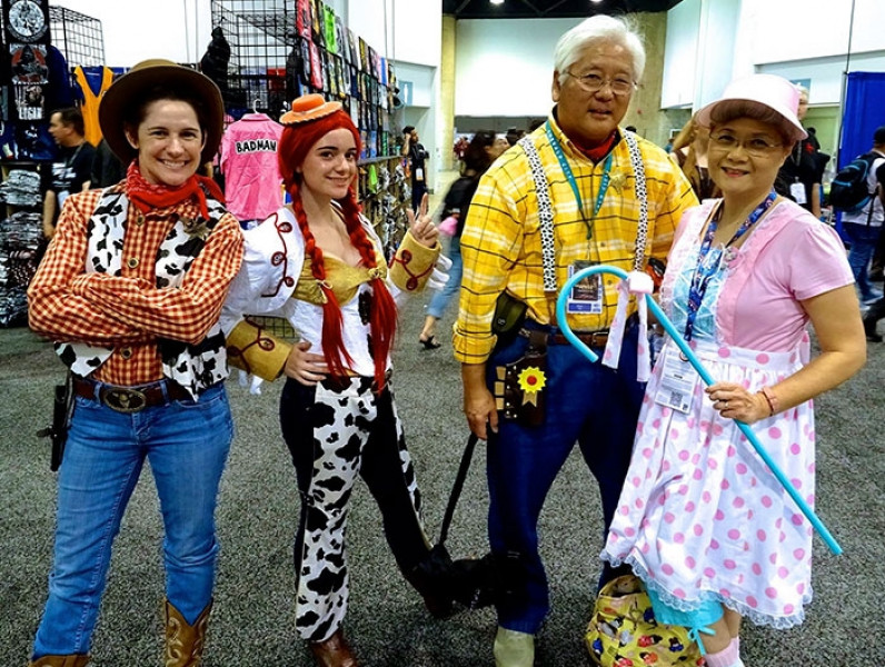 Ông bà Steven và Millie tỏ ra không kém cạnh những người mê cosplay trẻ hơn rất nhiều khi nhập vai Woody và Little Bo Peep trong loạt phim “Câu chuyện đồ chơi”.