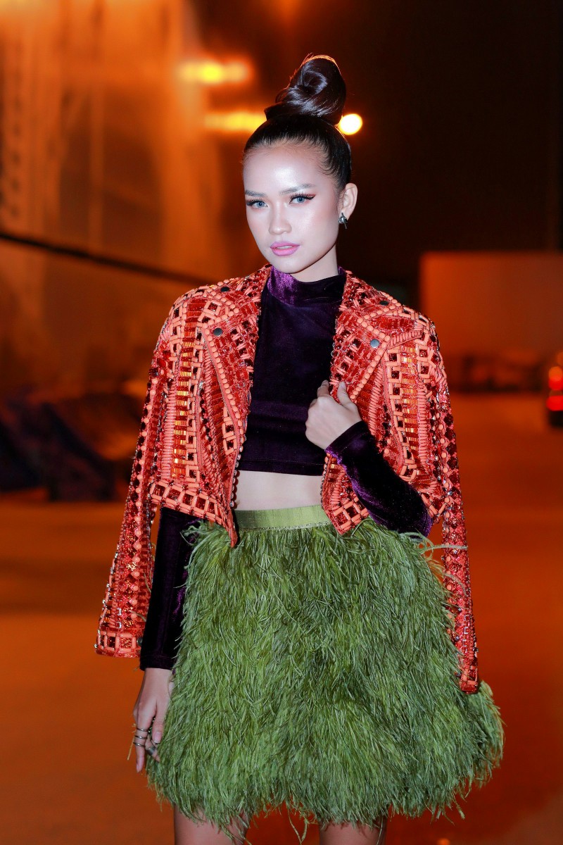 Quán quân của cuộc thi Vietnam's Next top model 2016 Ngọc Châu chọn cho mình chiếc áo đen dài tay crop top kết hợp với váy lông xanh rêu ấn tượng và khoác hờ chiếc vest đỏ. Dù xuất hiện trên sàn catwalk hay trên đường phố, Ngọc Châu cũng khiến mọi người phải chú ý
