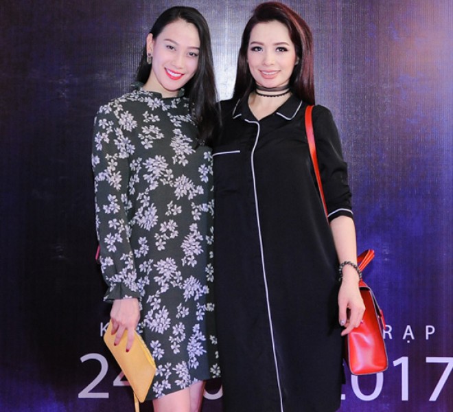 Cựu người mẫu Thúy Hằng (phải) và Á hậu đại dương Vân Quỳnh hào hứng đi xem phim