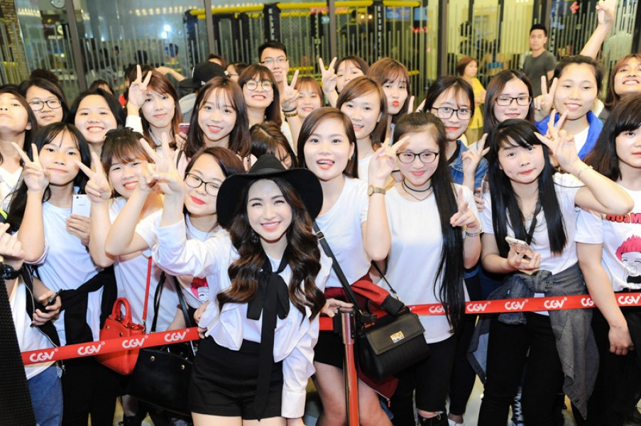 Ca sĩ Hòa Minzy (đội mũ) bên các fan. Lần đầu đóng phim điện ảnh, giọng ca trẻ này được đánh giá là diễn xuất tròn vai
