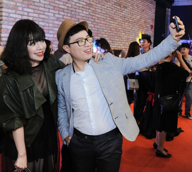 MC Lê Anh tranh thủ selfie cùng nữ ca sĩ Minh Chuyên trước khi bước vào rạp. Bộ phim kinh dị 