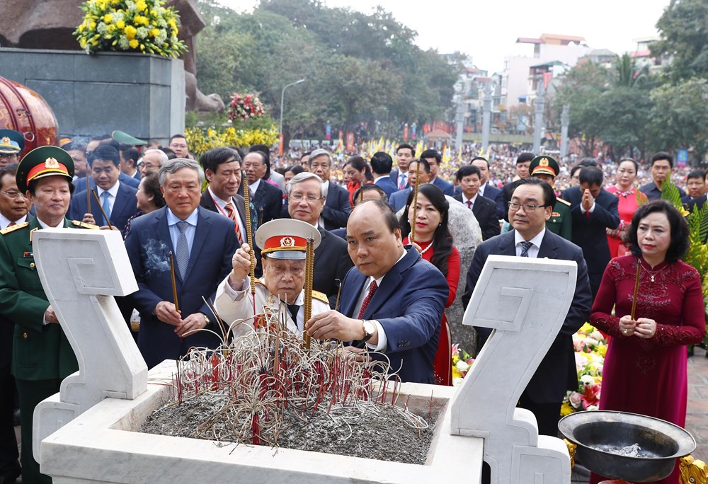 Thủ tướng Nguyễn Xuân Phúc và các đại biểu dâng hoa, dâng hương tại Lễ kỷ niệm