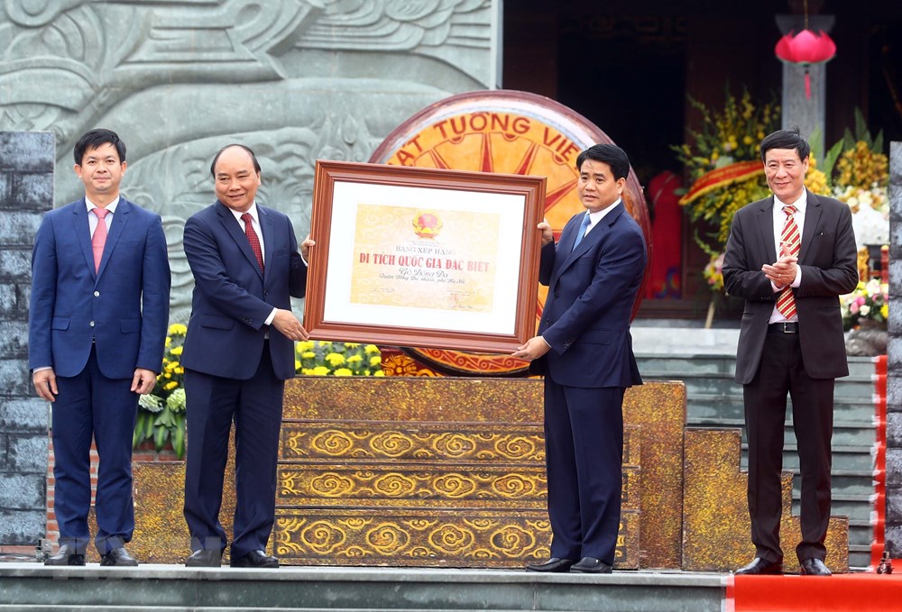 Thủ tướng Nguyễn Xuân Phúc trao Bằng xếp hạng di tích Quốc gia đặc biệt Gò Đống Đa cho lãnh đạo TP Hà Nội.