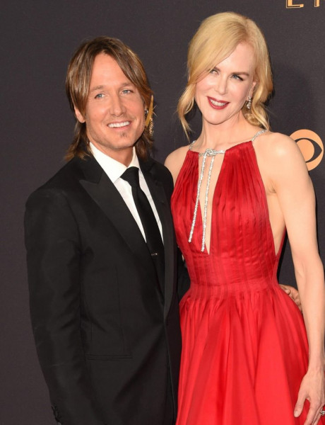 Xuất hiện bên chồng Keith Urban, người đẹp Nicola Kidman nắm chắc một xuất trong bảng xếp hạng mặc đẹp tại Emmy năm nay với chiếc váy Dior đỏ nổi bật.