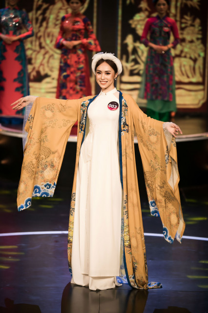 “Màu dân tộc sáng bừng trên giấy điệp” cũng là những gam màu tuyệt đẹp bừng sáng trên trang phục áo dài của các thí sinh Người đẹp Kinh Bắc 2019.