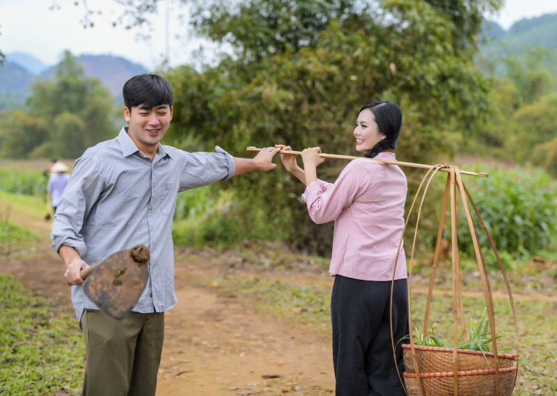 Trong MV, diễn viên Bảo Anh vào vai bạn học của Lương Nguyệt Anh nơi quê nhà. 