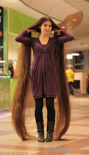 Dù gặp nhiều thách thức trong việc chăm sóc mái tóc siêu dài, Nasyrova vẫn quyết tâm không cắt nó.