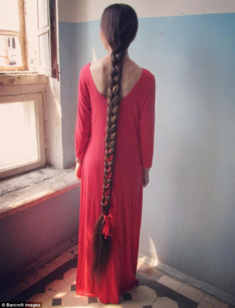 Từ khi còn nhỏ, Nasyrova đã hâm mộ công chúa tóc mây Rapunzel nên luôn có gắng nuôi dưỡng cho mái tóc thật dài. 