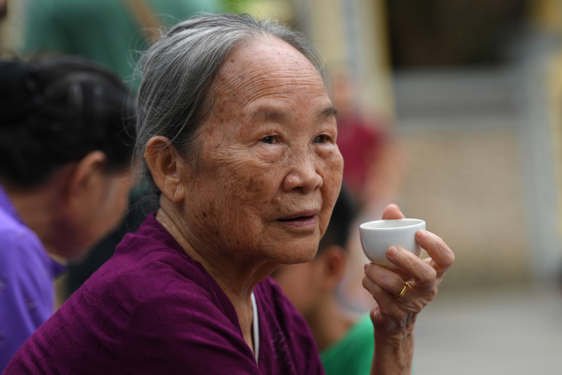 Rất nhiều hoạt động ý nghĩa và mang tính truyền thống diễn ra tại lễ hội. Một cụ già thong thả thưởng trà sen - đặc sản Tây hồ trong ngày vui.