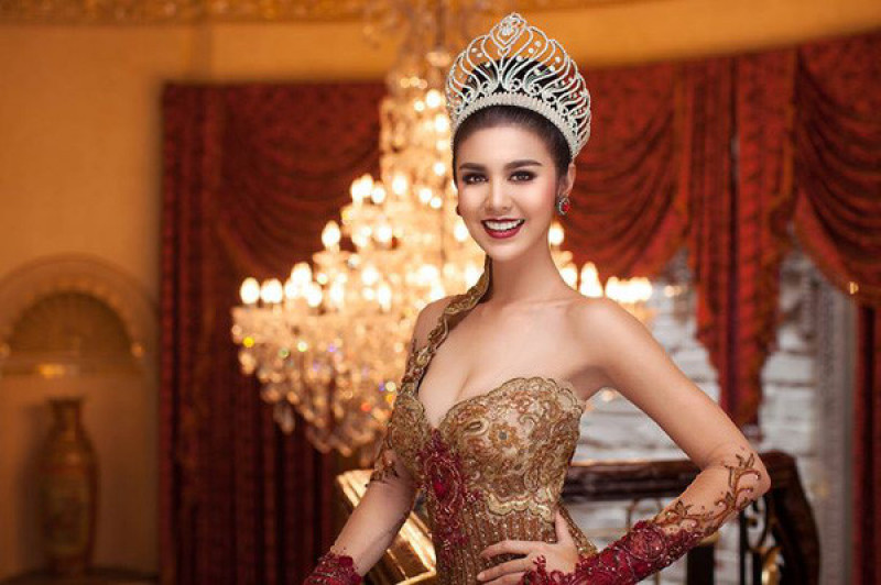 Người đẹp sinh năm 1995 từng là Á hậu 3 tại cuộc thi Hoa hậu Indonesia 2015, đương kim Hoa hậu Hòa bình Quốc tế 2016 (Miss Grand International).