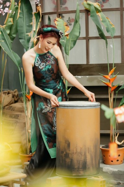 Người mẫu Trang Trần với áo dài cổ yếm cách điệu