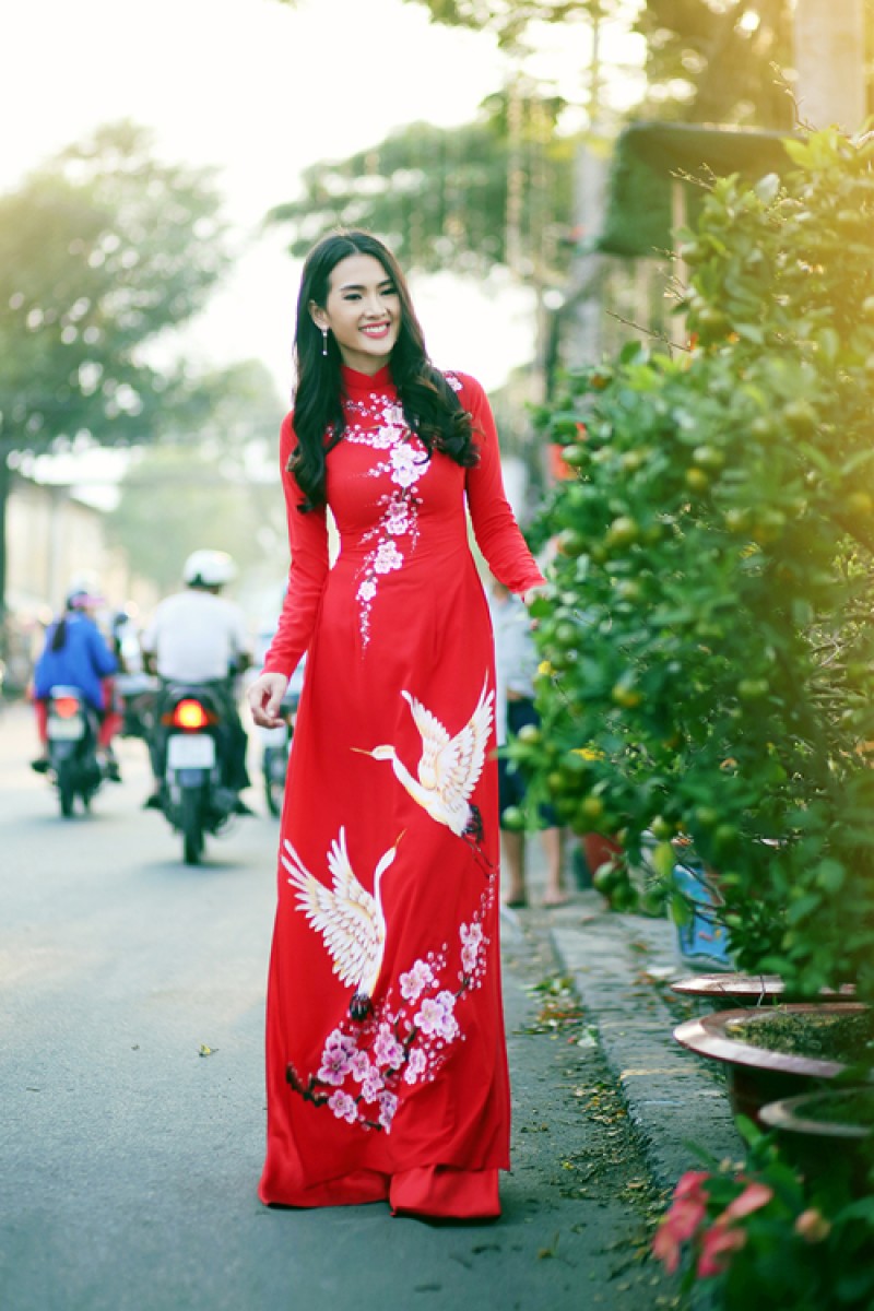 Diễn viên - người mẫu Anh Thư diện áo dài phom dáng truyền thống đi chơi chợ hoa ở TPHCM