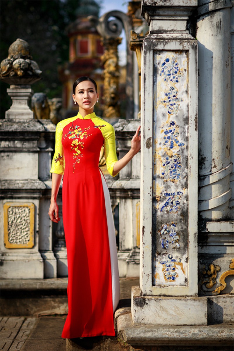 Hoa hậu PNVN Qua ảnh 2006 Dương Mỹ Linh khoe dáng trong áo dài Thuận Việt