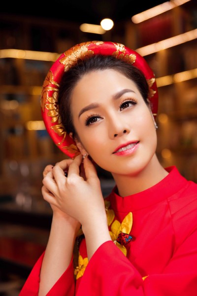 Ca sĩ - diễn viên Nhật Kim Anh chọn áo dài của NTK Thủy Nguyễn