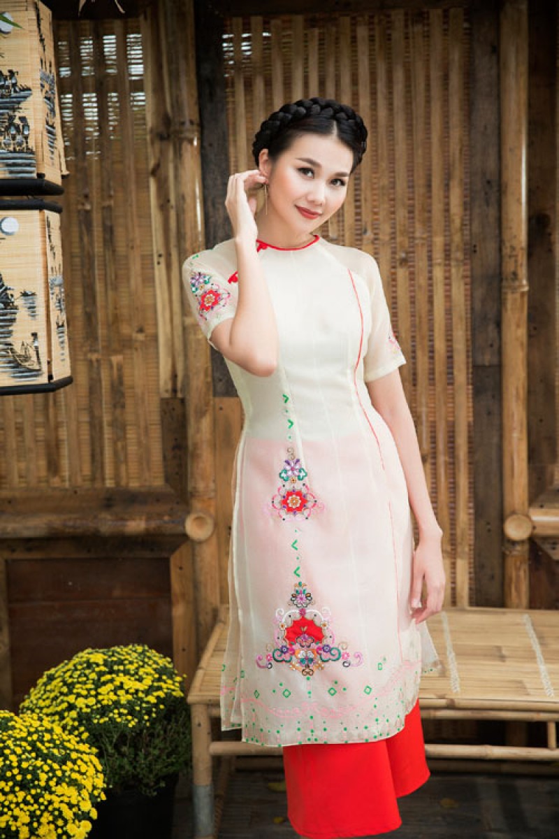 Hoa hậu PNVN Qua ảnh 2002 - siêu mẫu Thanh Hằng trong bộ áo dài cách tân của NTK Sơn Collection
