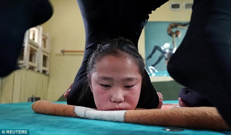 Cô bé Suvd-Erdene, 9 tuổi, thường dành 4 tiếng một ngày để tập uốn dẻo. Khi nhìn Suvd-Erdene uốn cong người một cách dễ dàng, nhiều người có thể nghĩ nó đơn giản nhưng để làm được động tác này, cô bé phải mất 3 năm trời khổ luyện. “Lần đầu tiên tập xoạc chân, cháu đã khóc vì đau. Lúc đó cháu cảm thấy thực sự chán nản”, Suvd-Erdene tâm sự.