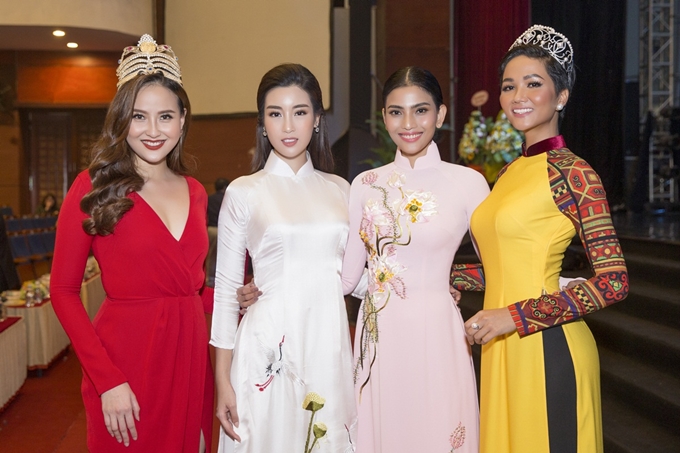 Từ trái sang: Hoa hậu Khánh Ngân, Đỗ Mỹ Linh, Á hậu Trương Thị May và Hoa hậu H’Hen Nie